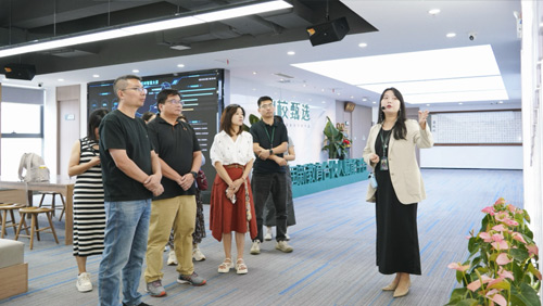 探索AI教育产品思维，阿里云领导莅临鼎校科技集团参观座谈
