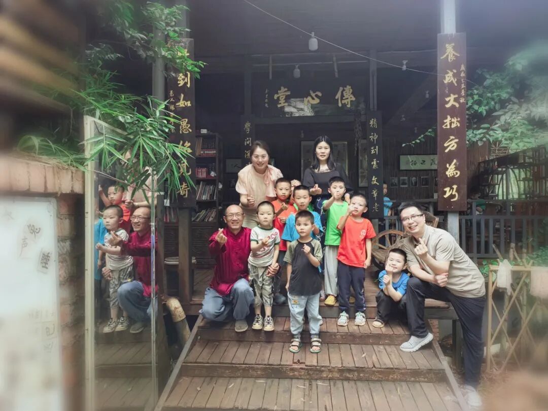 鼎校百城公益计划丨七月霖雨学堂行：指尖跃动梦想，成都城市服务中心为爱再启航
